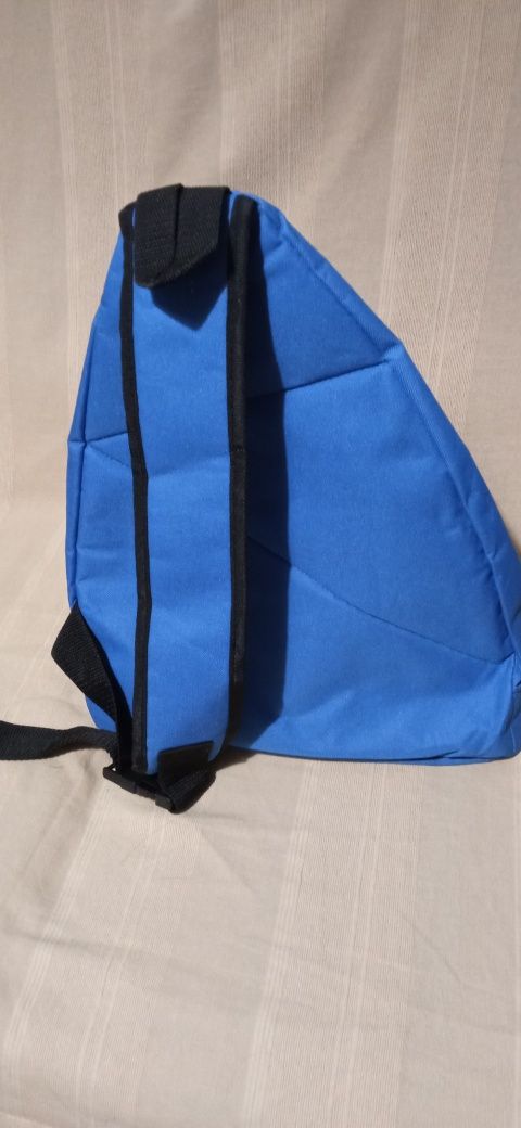 Mochila azul de uma alça nova