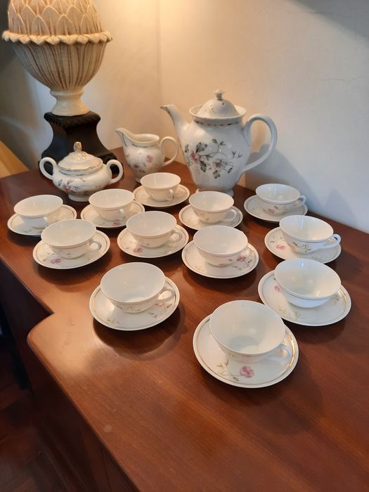 Serviço de café antigo mas impecável e completo da marca Vista Alegre
