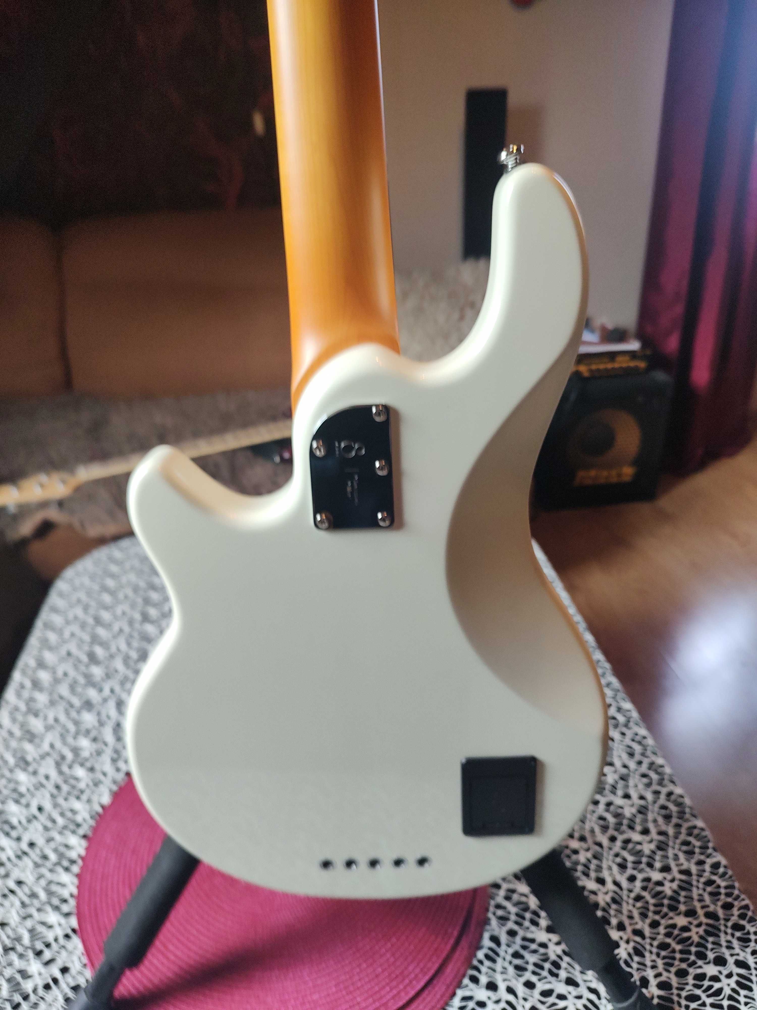 sire marcus miller z7