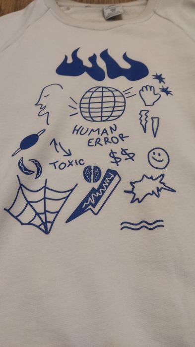 Біла кофта з різними принтами