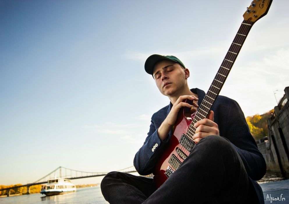 Уроки гри на гітарі та укулеле!