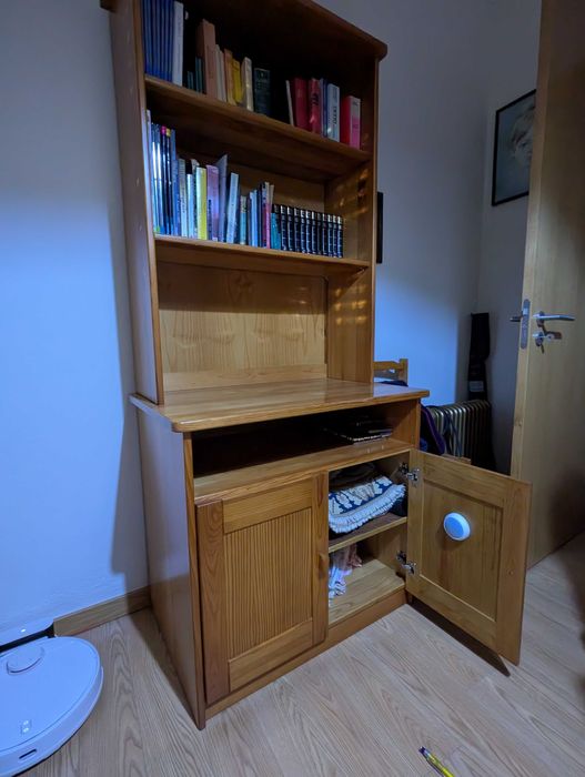 Estante/secretária e cadeira própria para quarto