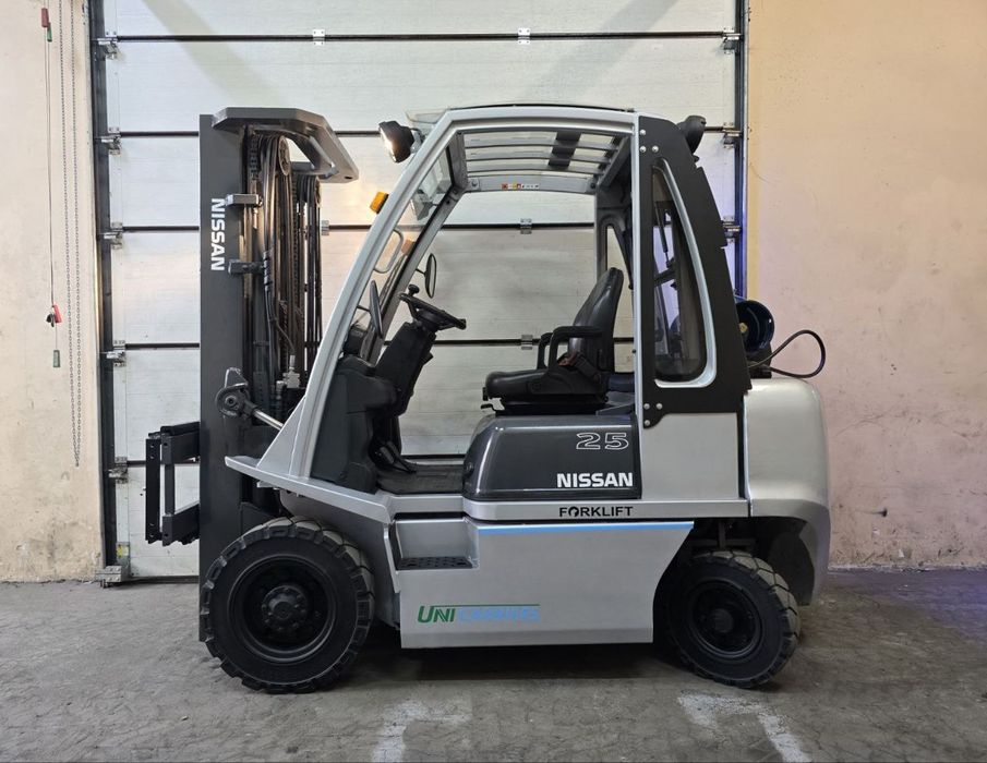 Навантажувач вилковий, газовий 2.5 тонн Nissan-Unicarriers U1D2A25LH
