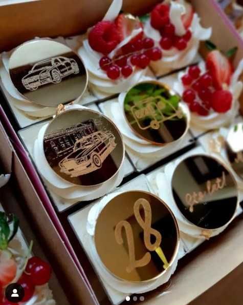 Złote toppery na tort z plexi – Personalizowane