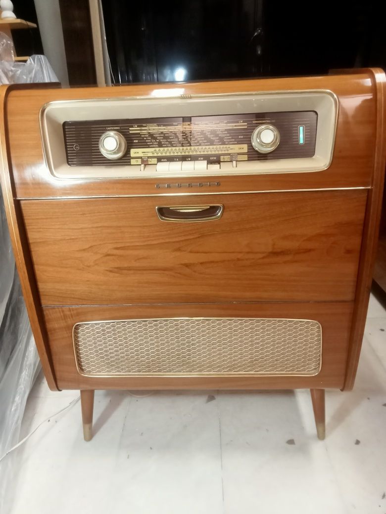 Móvel com rádio e gira discos Grundig