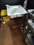 Mesa/Balcão/Bancada de inox de corte de bacalhau com faca Supermercado