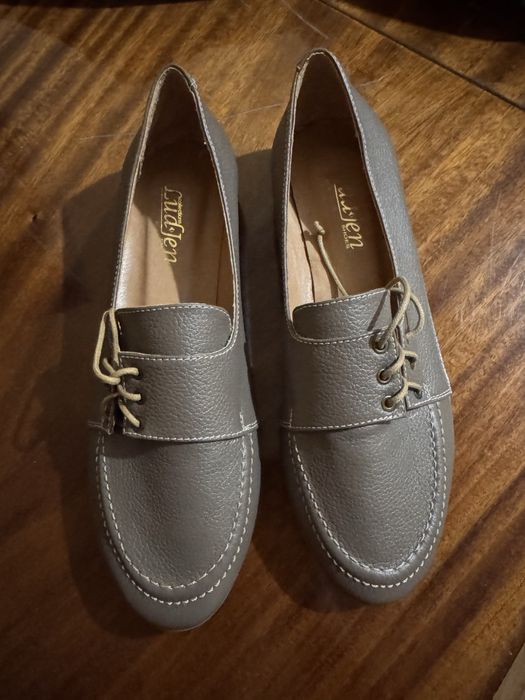 Нові жіночі шкіряні туфлі