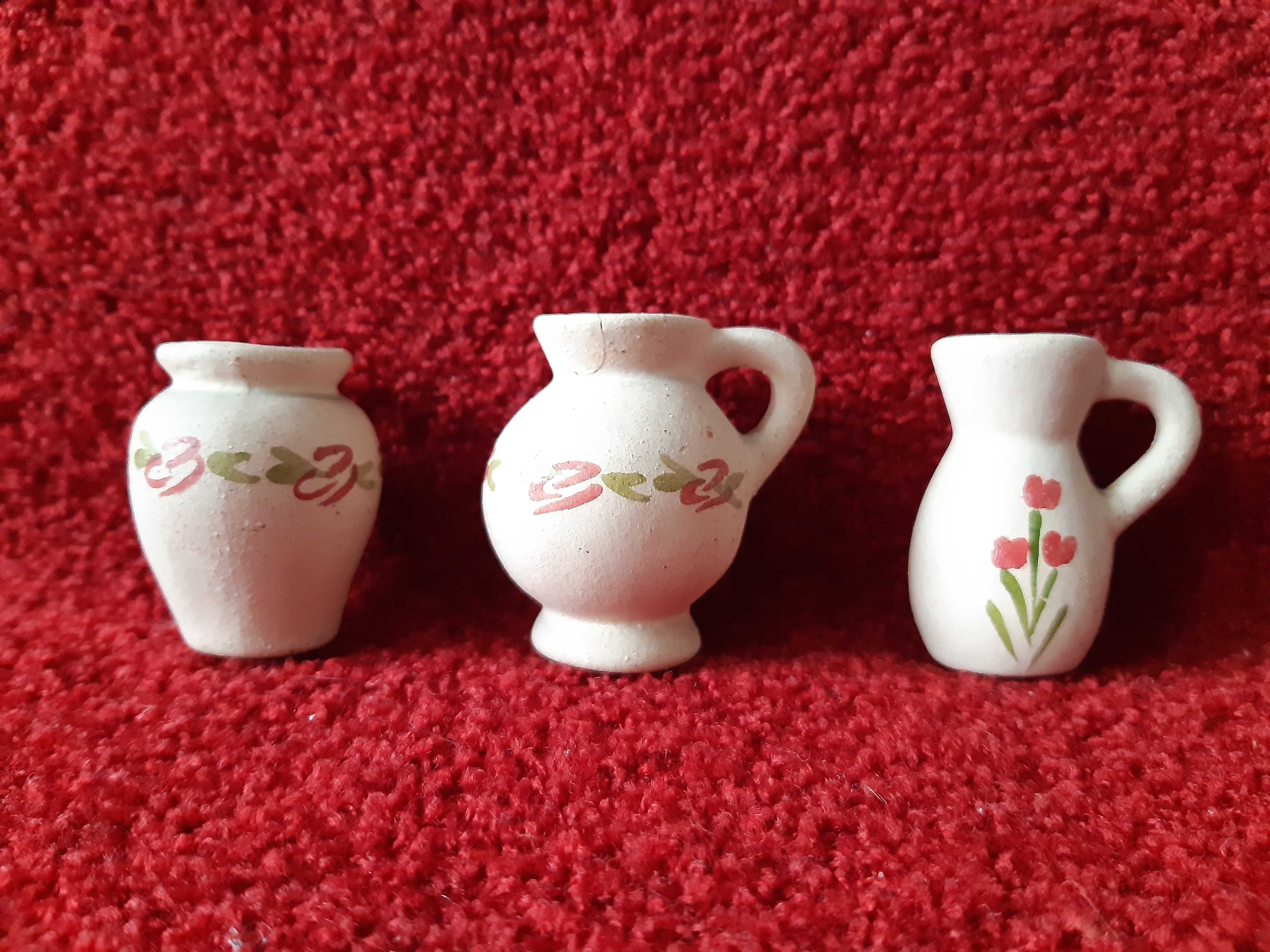 Ceramiczne miniaturowe dzbanuszki kolekcjonerskie z czasów PRL