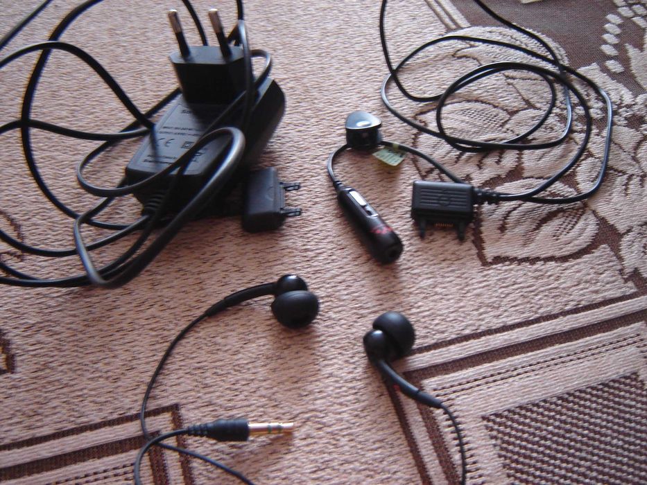 Słuchawki SONY ERICSSON HPM-70  + Ładowarka  SONY Ericsson CST-60