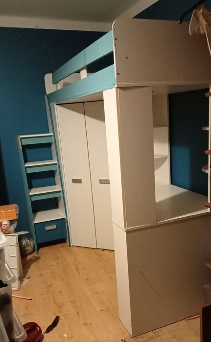 Antresola z szafą i biurkiem