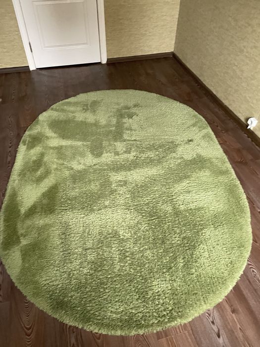 Килим овальний зелений, м’який високий ворс. Килим травка