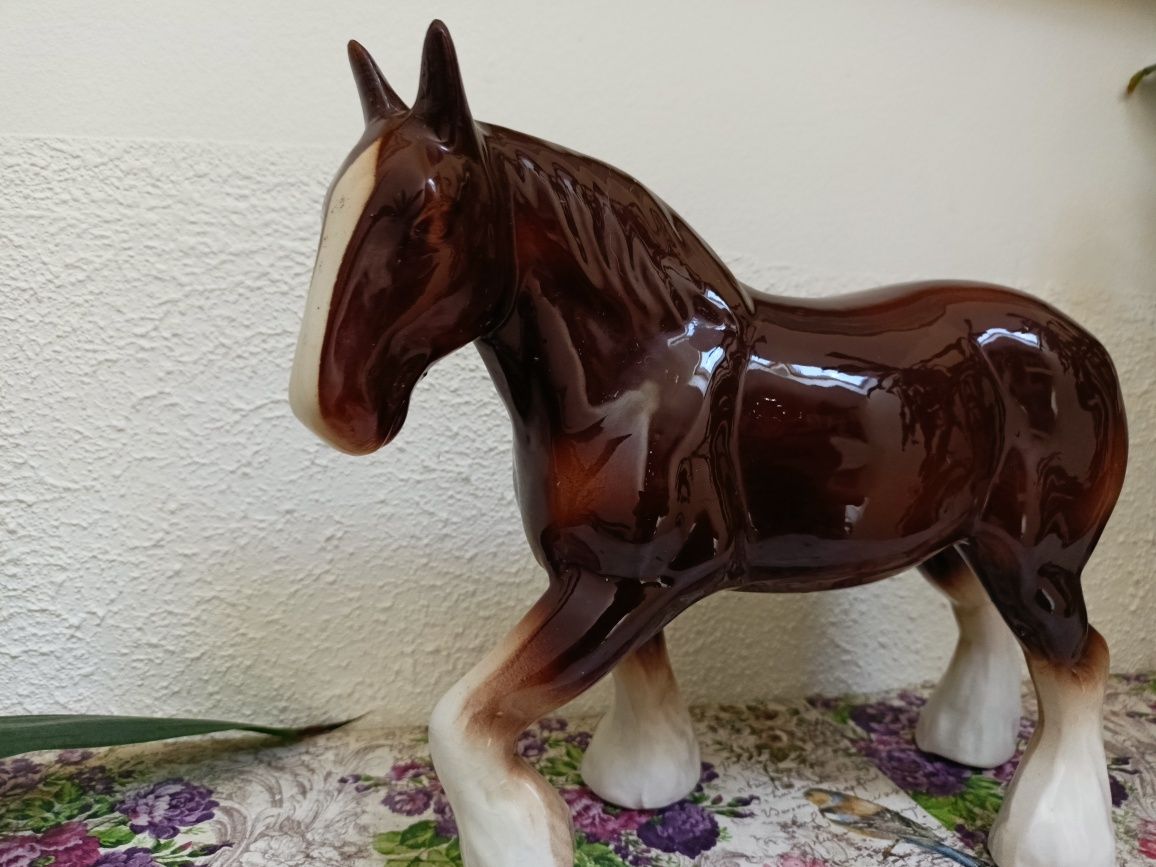 Koń porcelanowy figurka