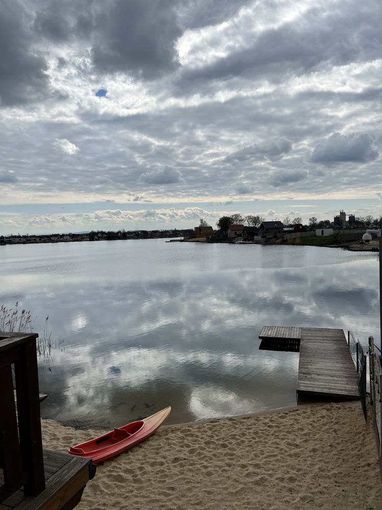 Domek caloroczny z prywatną plażą nad jeziorem w Spalonej -IBIZA