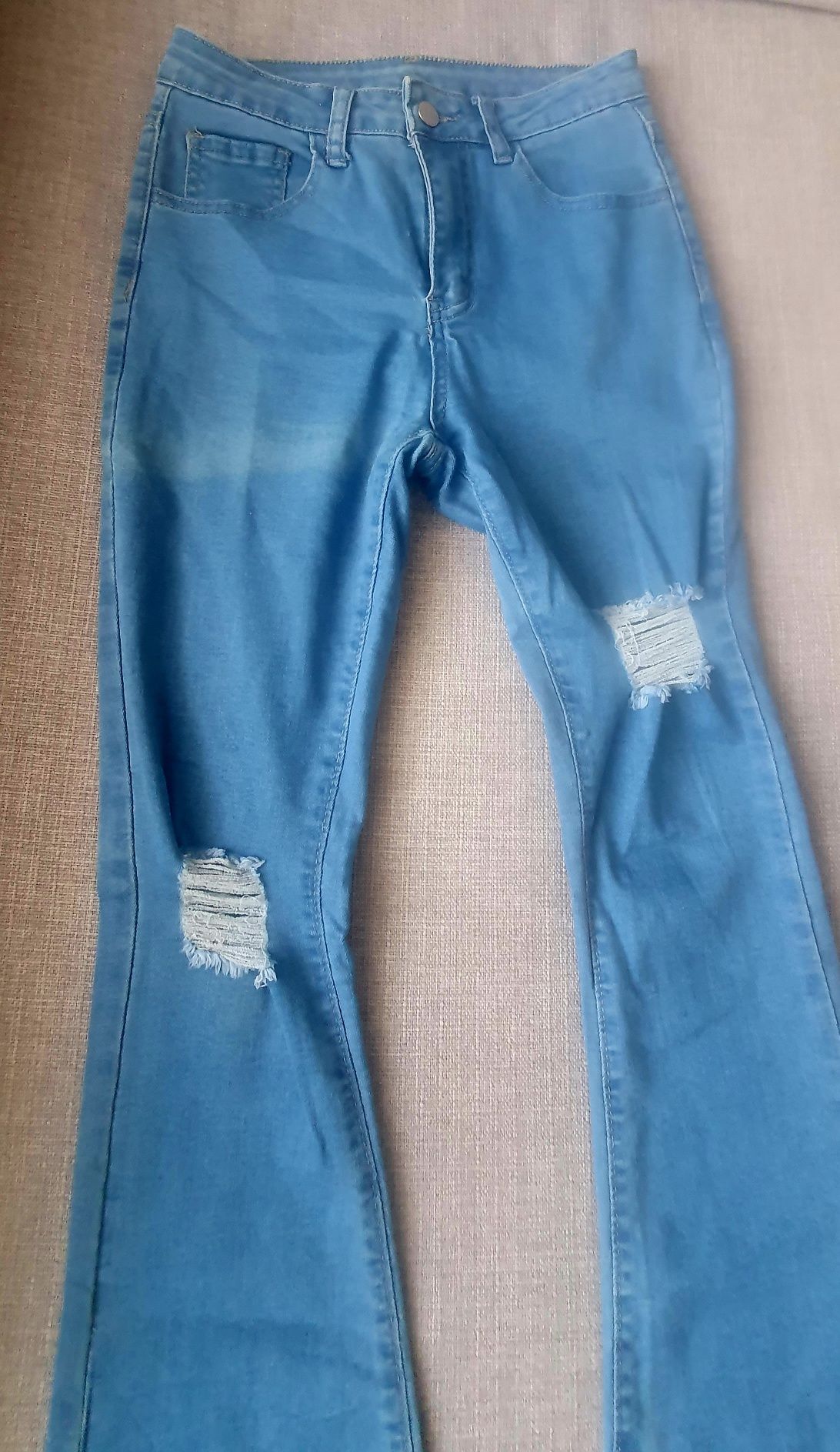 Calça de ganga cintura subida e boca de sino com abertura no fundo