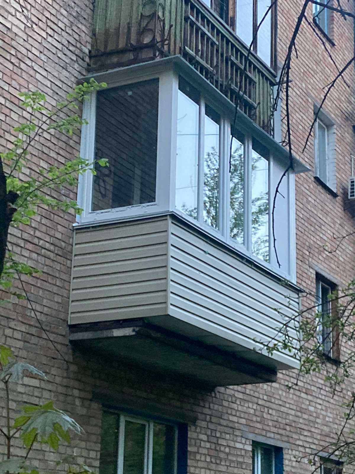 Балконы под ключ, остекление, утепление, обшивка