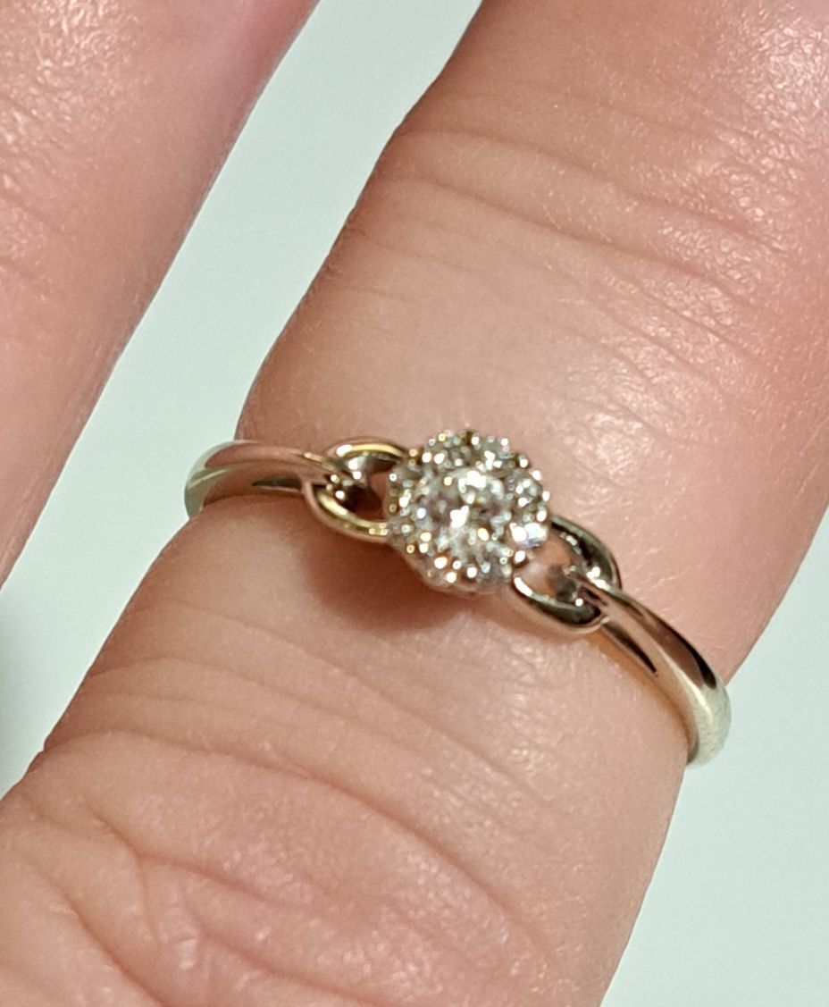 Золотое кольцо с бриллиантами. ct 0,16