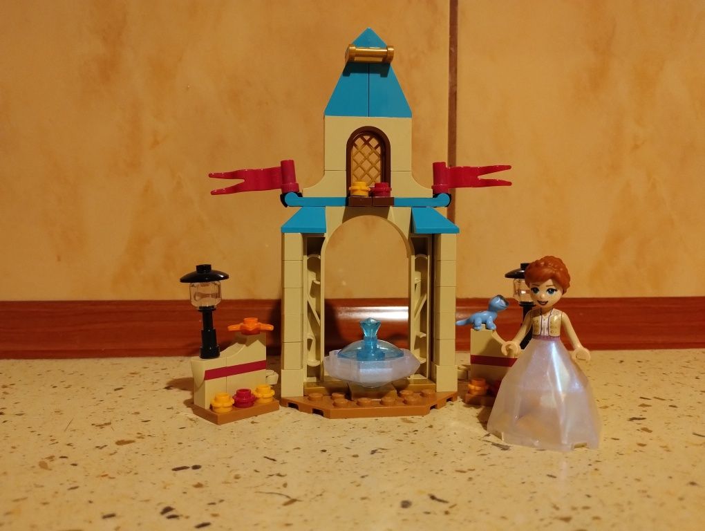 LEGO Kraina Lodu Dziedziniec zamku Anny