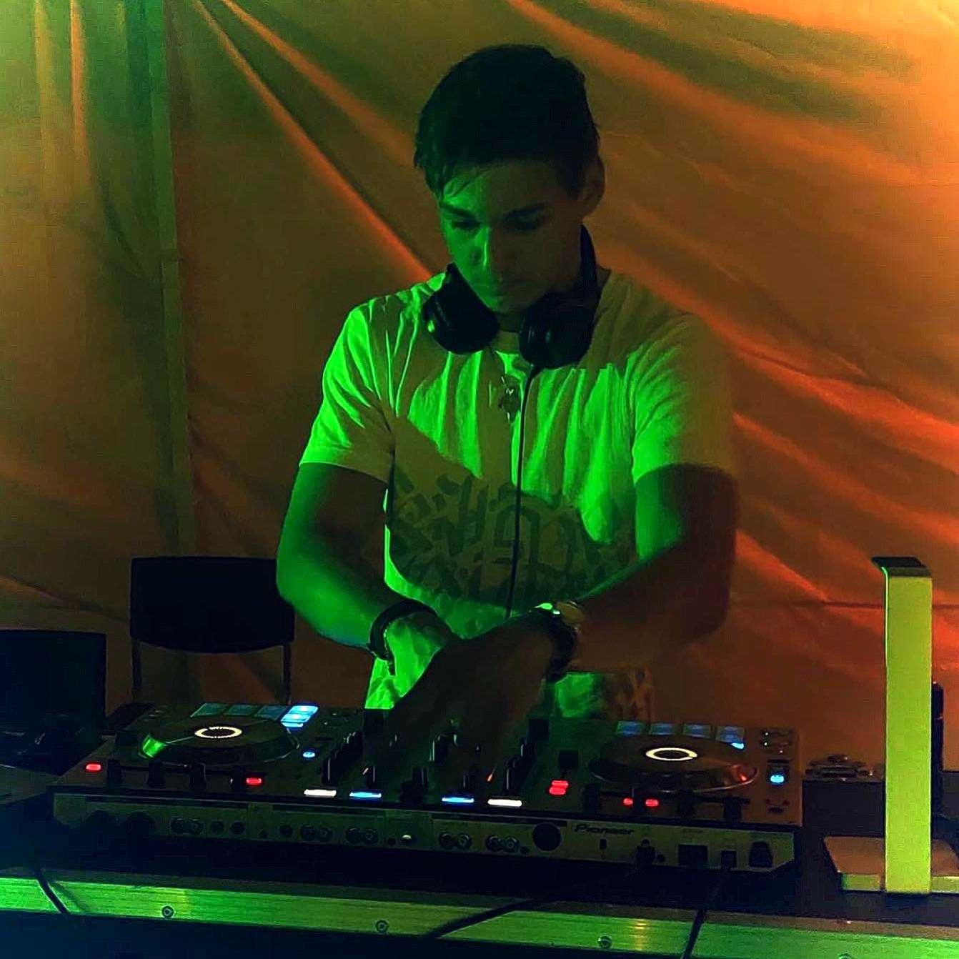DJ Viendox | URODZINY / Wesele / Szkolne / Firmowe