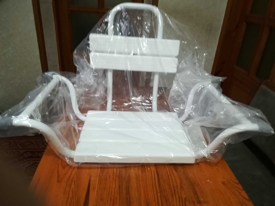 Сиденье для ванной со спинкой новое в упаковке.