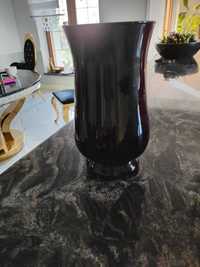 czarny szklany wazon