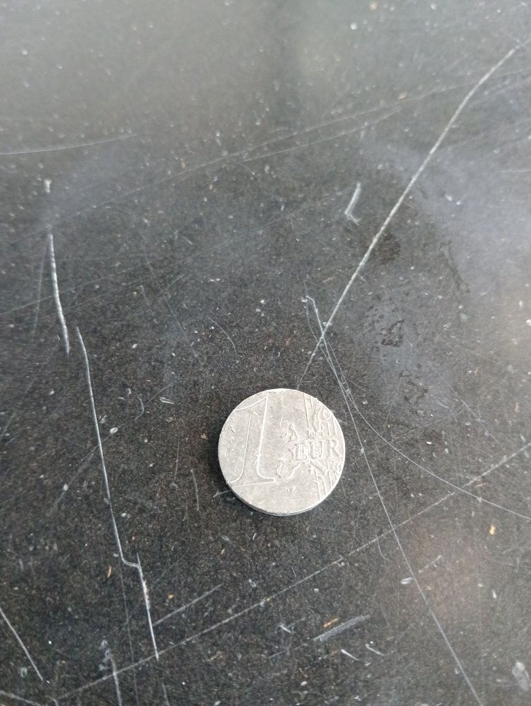 Moeda de 1 euro reduzida a 1.6cm