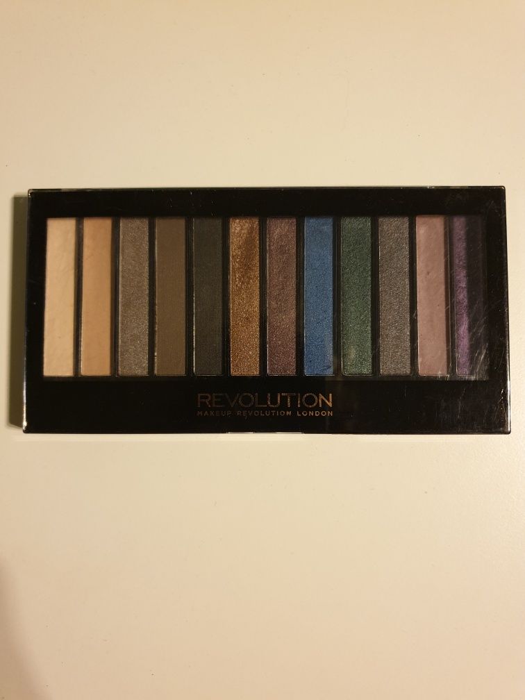 Paletka cieni Revolution Redemption Palette Hot Smoked