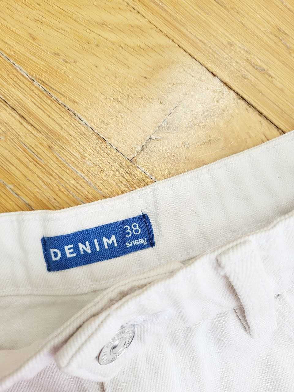 Белые короткие джинсовые шорты летние женские стильные актуальные