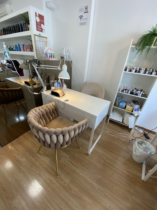 Mesa de Manicure Profissional – Espaço Pronto para Trabalhar | Amadora