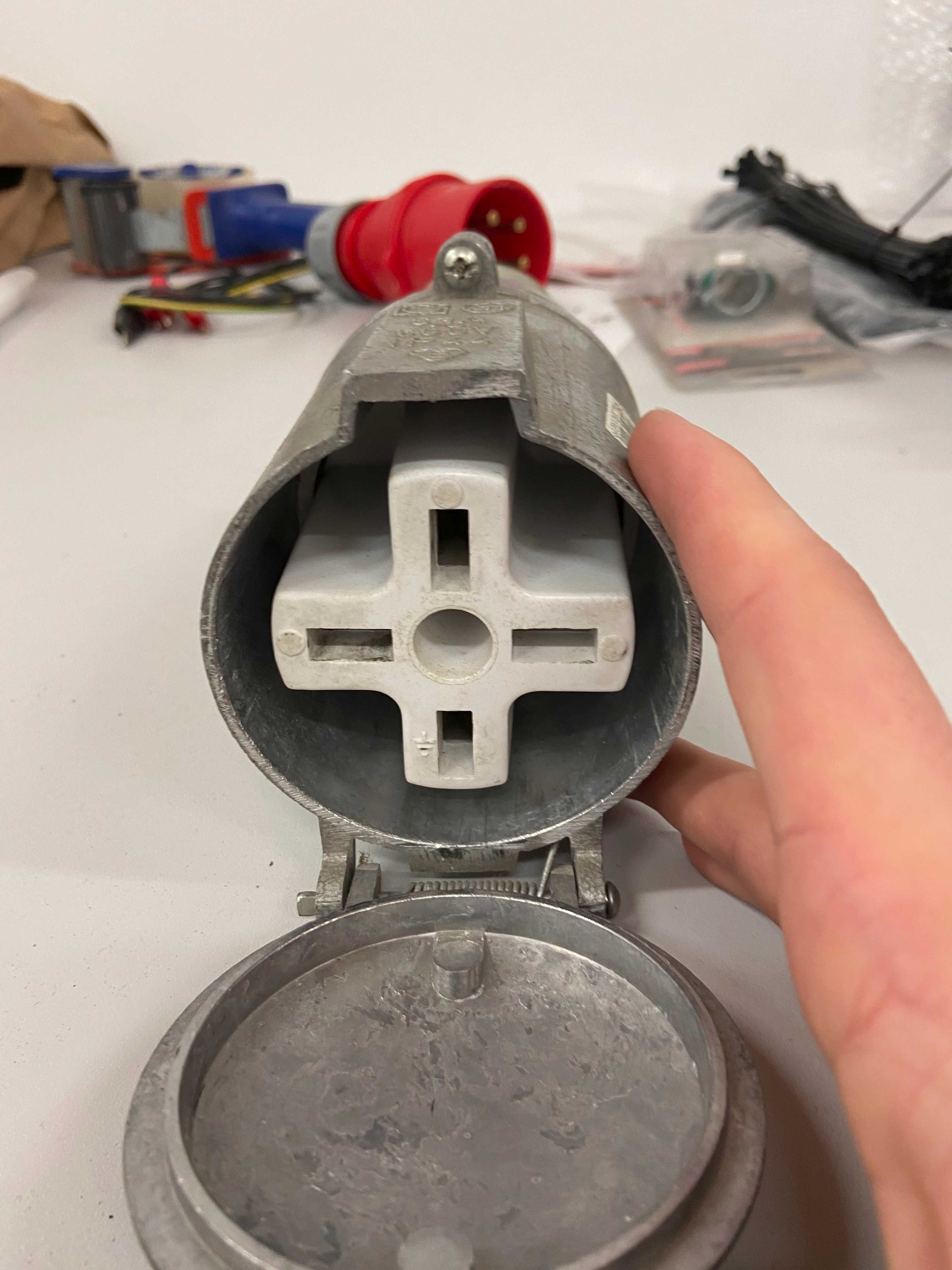 Gniazda siłowe / 63A / METAL / PŁASKIE BOLCE / POLSKIE - Nowe, używane