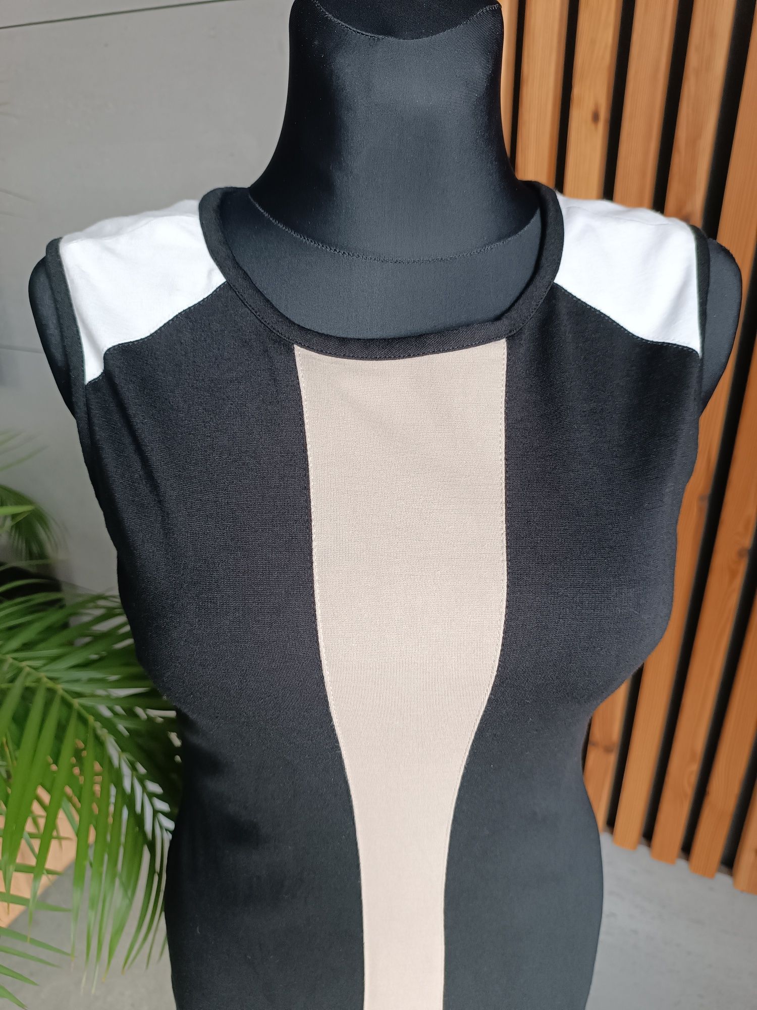 Sukienka czarna dopasowana do pracy elegancka r.M