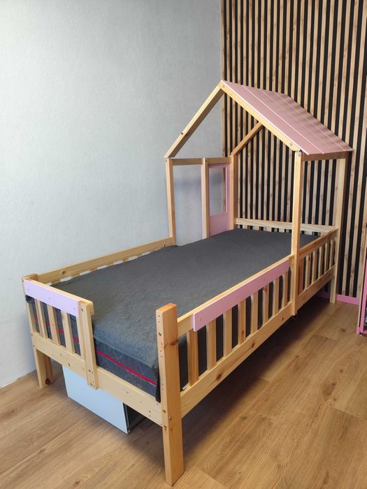 Różowy łóżko domek 90x200 – idealne do pokoju dziecka!”