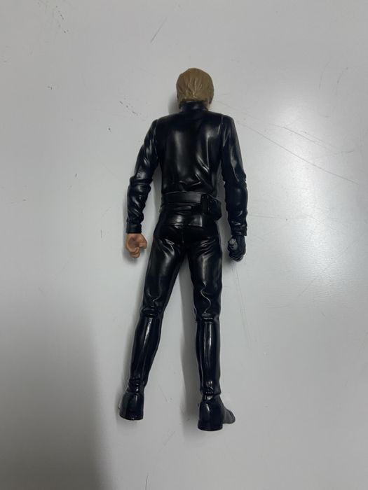 Soldado e boneco de ficcao