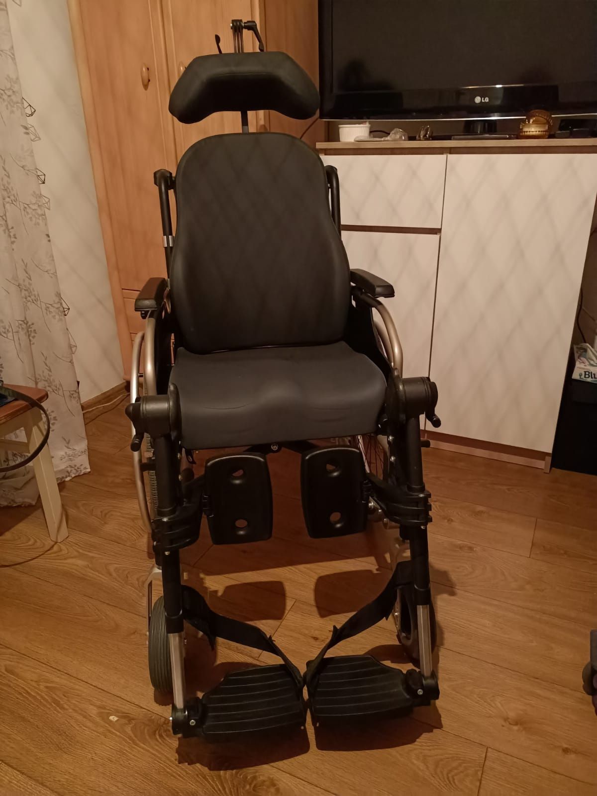 Wózek inwalidzki dla osoby leżącej