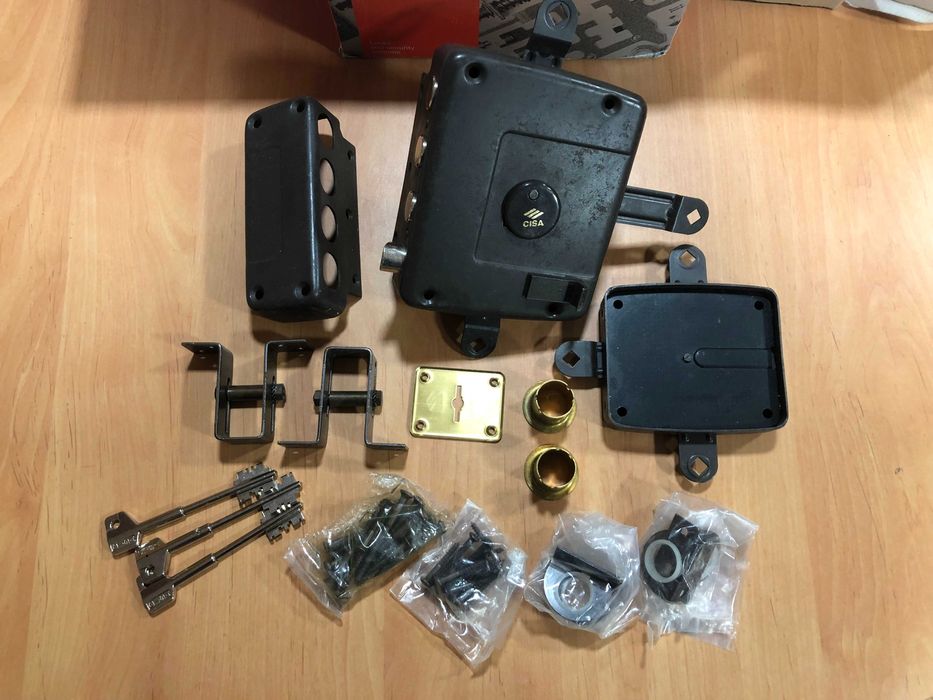 CISA Fechadura de Sobrepor com Trancas 57.175-63-2 | NOVAS