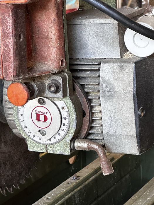 Serra circular de braço radial Dewalt