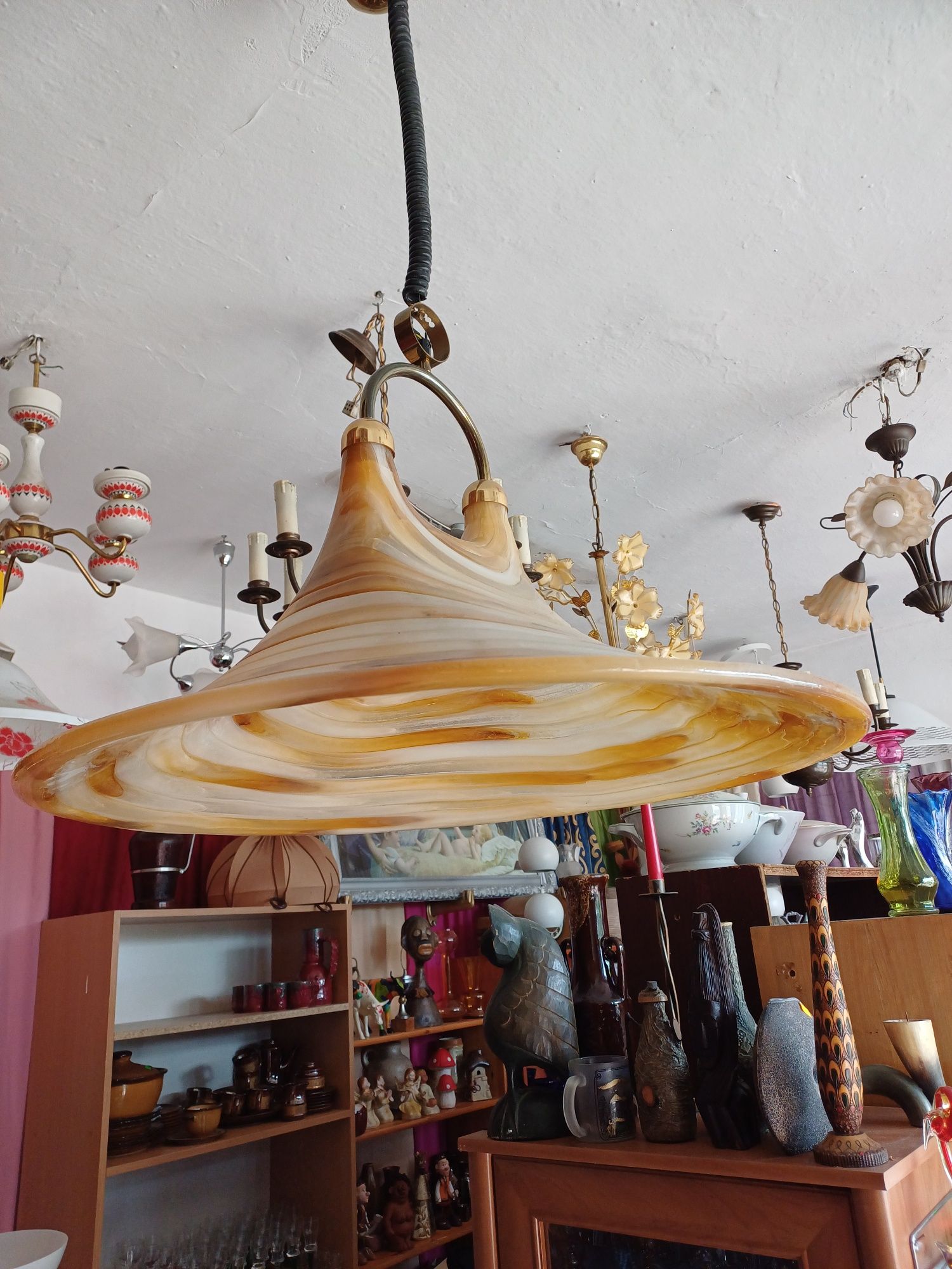 Lampy wiszące regulowane.
