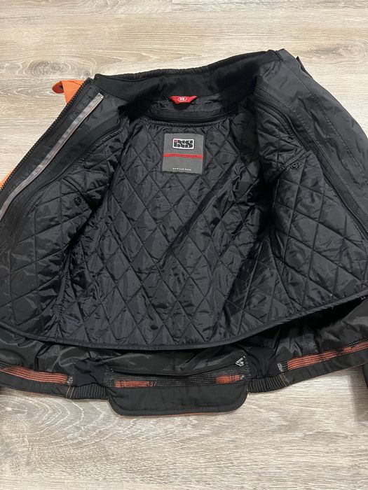 Жіноча мото-куртка в ідеальному стані Розмір S