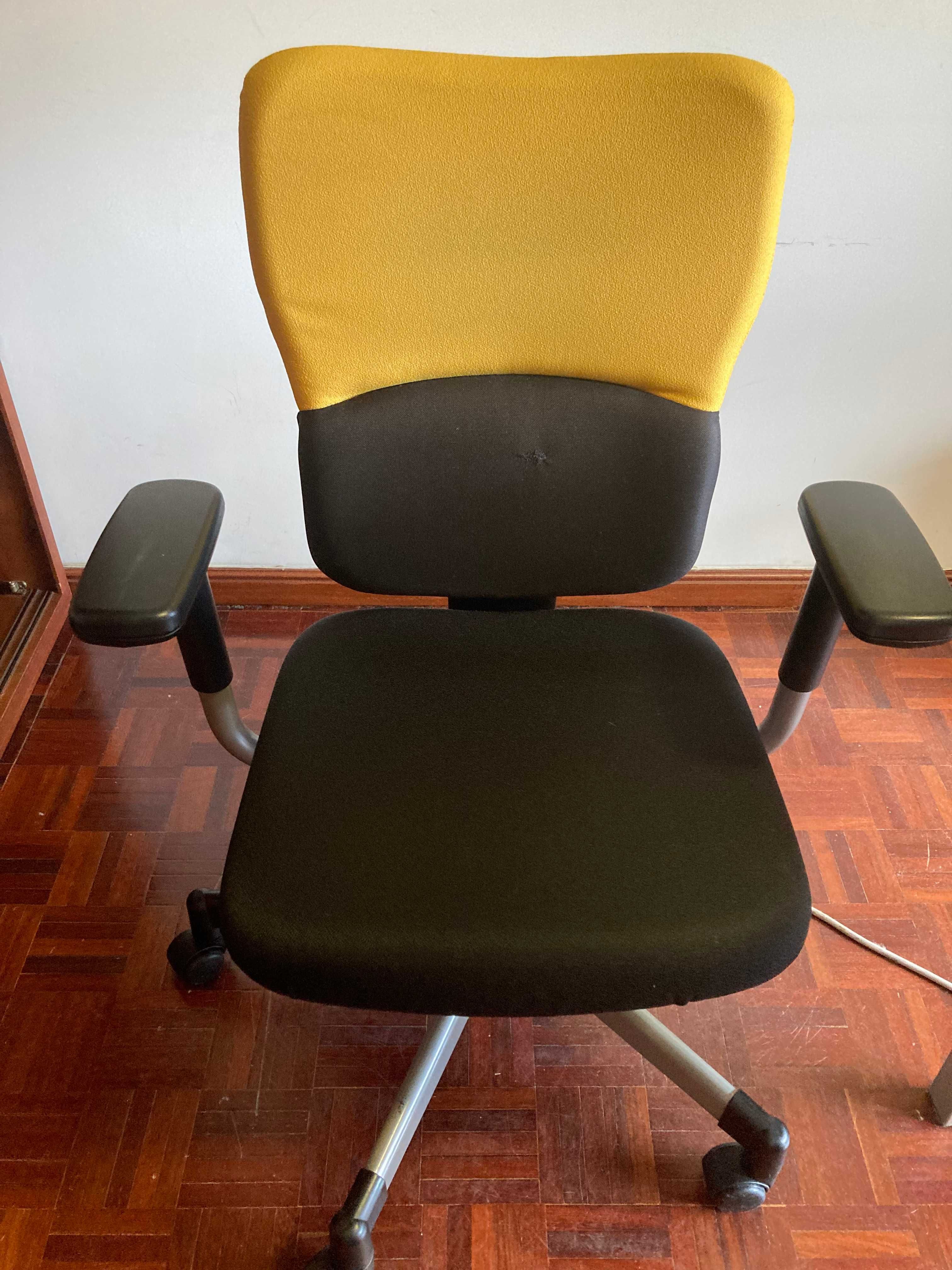 Cadeira ergonómica, em tecido amarelo e preto