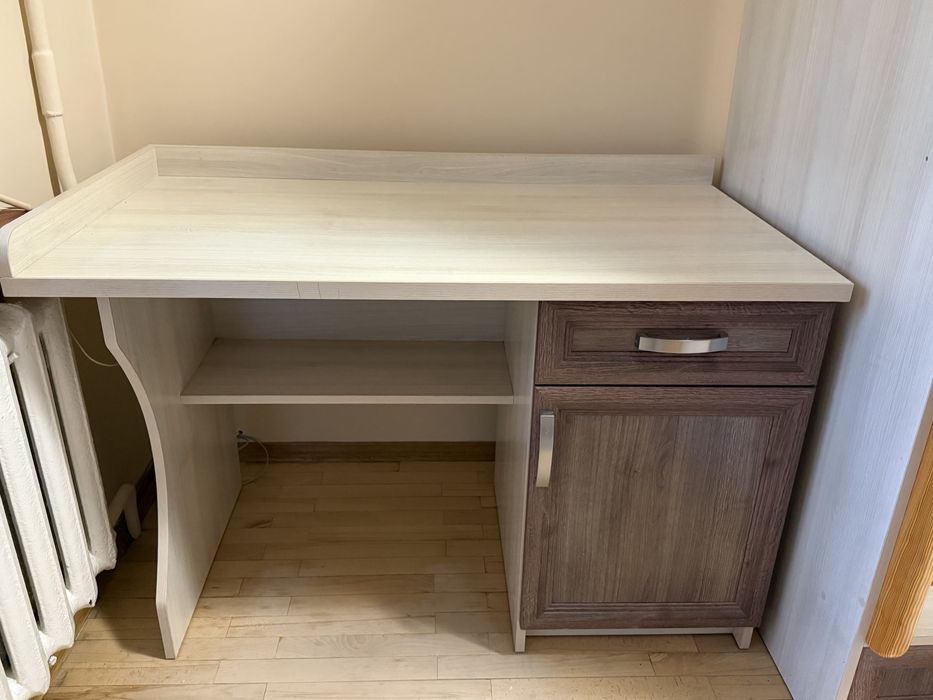 Стіл компʼютерний письмовий