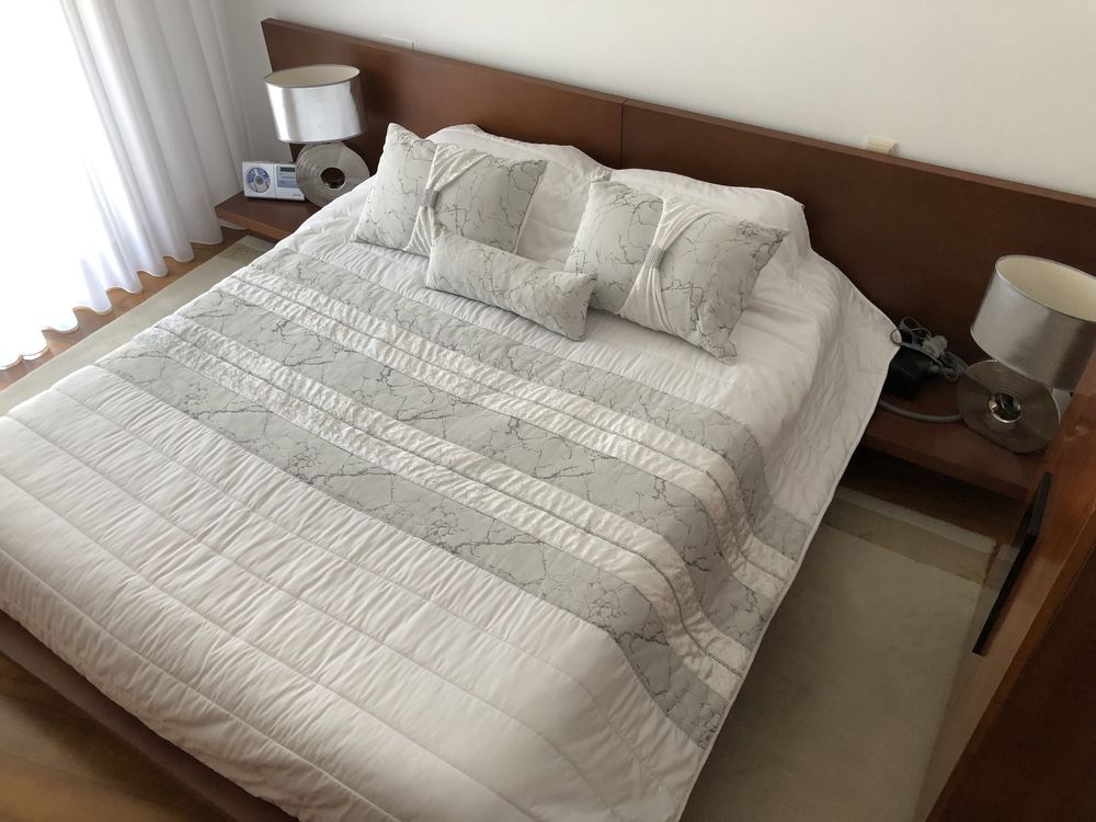 Cama de casal em madeira com mesas de cabeceira incorporadas
