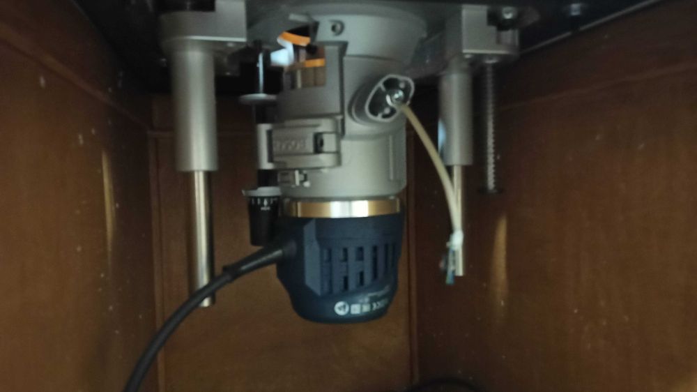 Stolik frezarki górnowrzecionowej + Frezarka Bosch