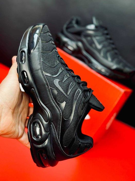 Мужские кроссовки осенние Nike Tn Plus черные кросівки найк чорні