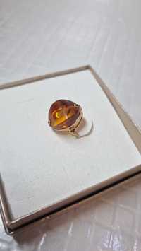 Złoty pierścionek z bursztynem - 585