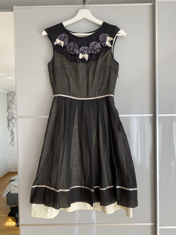 Sukienka Simple XS czarna lekko plisowana elegancka