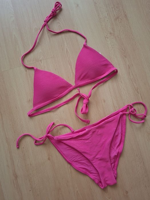 Купальник женский яркий.