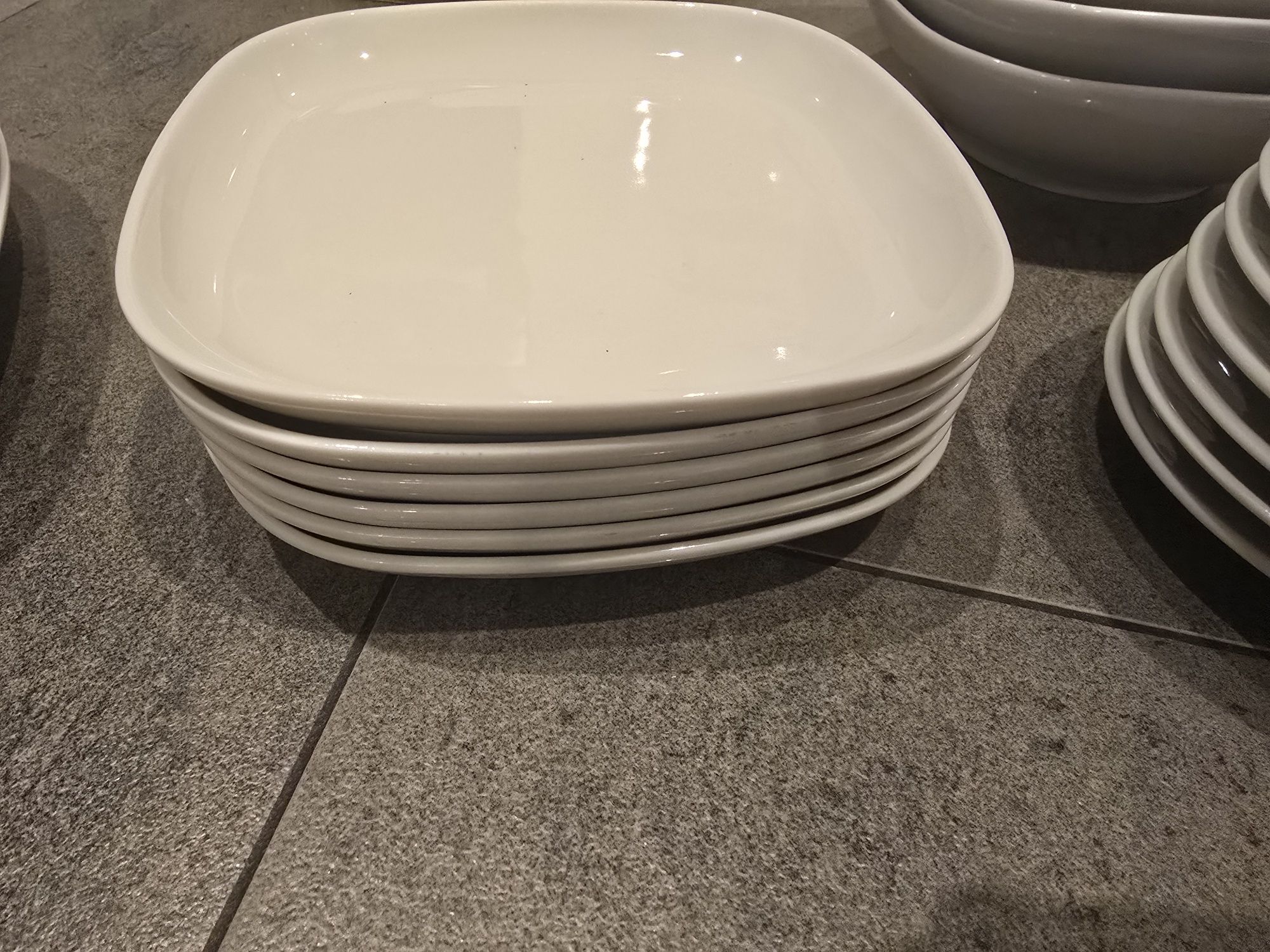Ikea talerzy serwis  Vardera zestaw uzywany okazjonalnie stan bdb