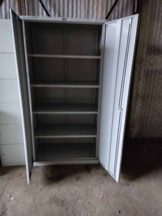 Продаю б.у канцелярський шкаф металлический.