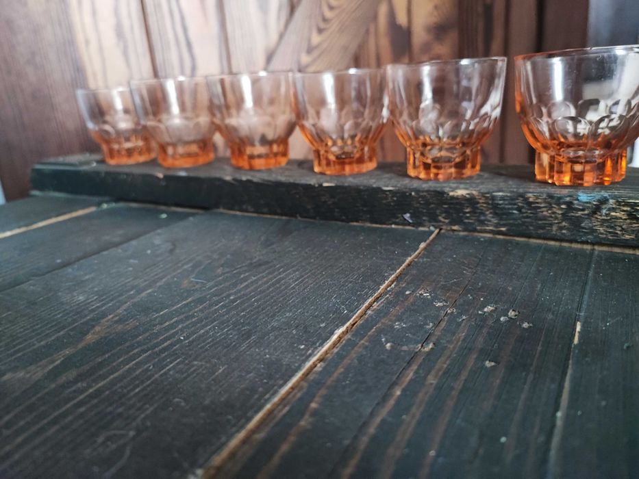 Francuskie kieliszki literatki art deco szkło łososiowe różowe