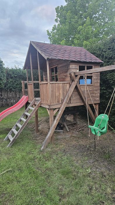 Domek dla dzieci z tarasem zjeżdżalnią huśtawkami  ścianką wspinaczkow
