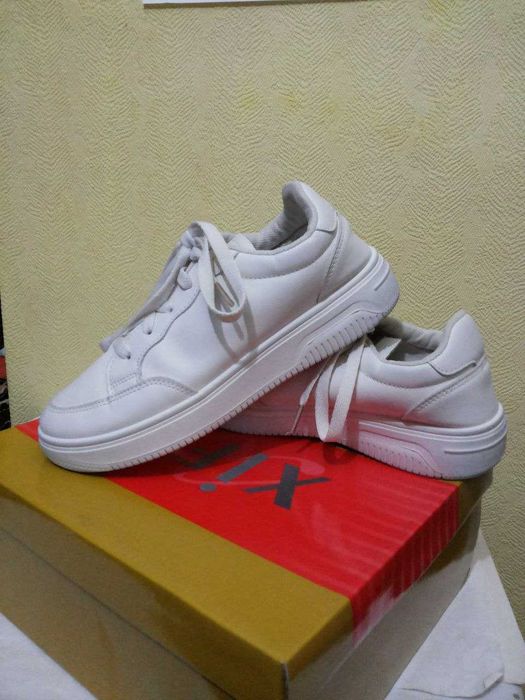 Фирменные белые кеды Stilli, состояние новых